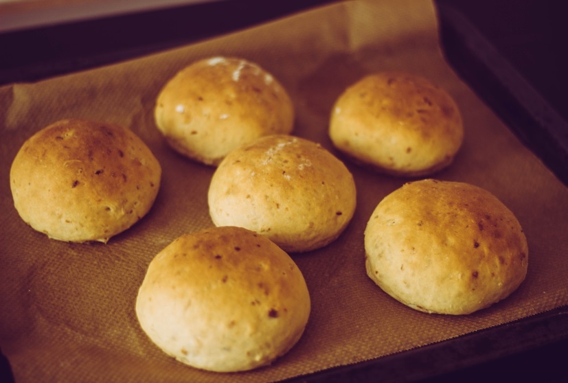 Buttermilch - Zwiebelbrötchen ausbacken