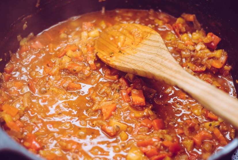 Gemüse mit Brühe und Tomaten im Dutch Oven