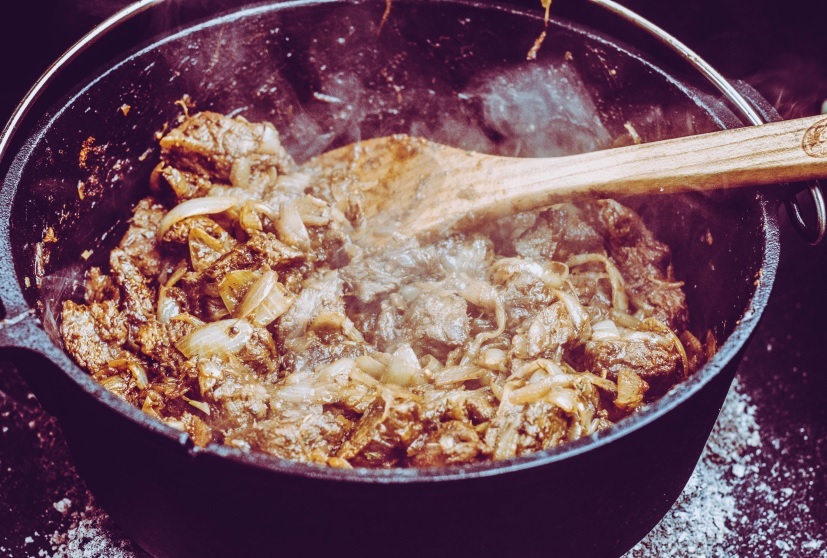 Gulasch anbraten und würzen