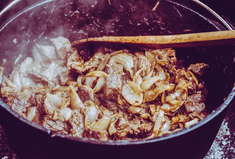 Gulasch kräftig anbraten