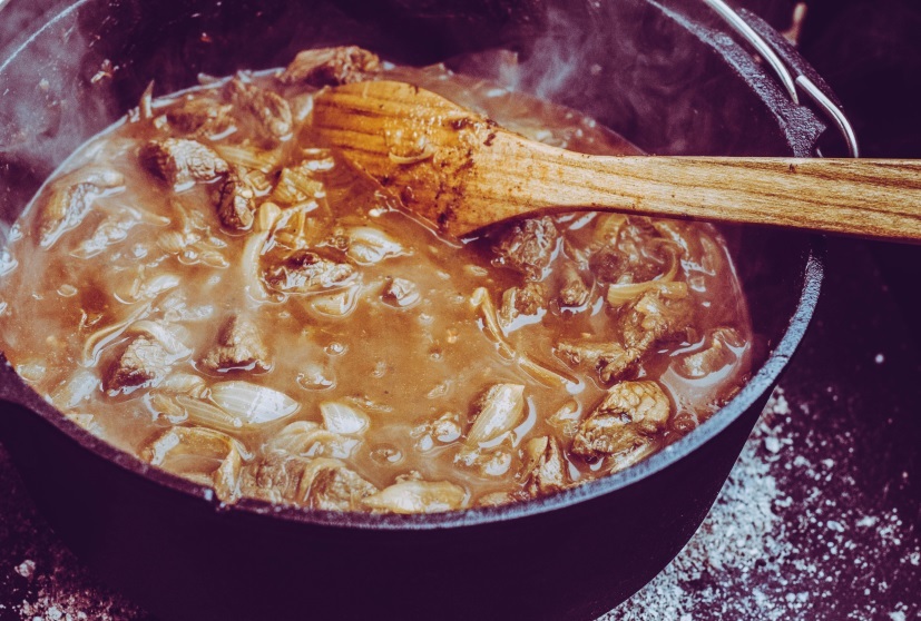 Gulasch mit Brühe aufgießen