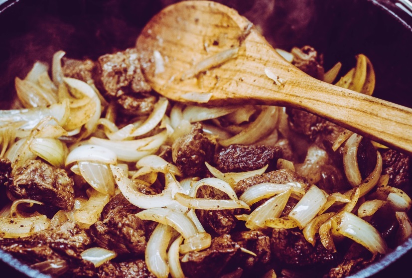 Gulasch mit Zwiebeln