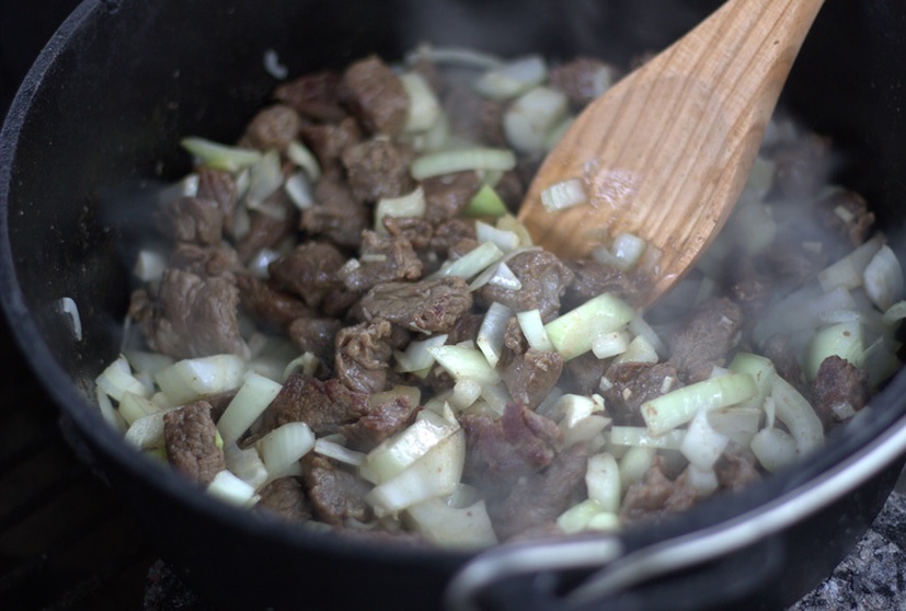 Gulasch und Zwiebeln anbraten