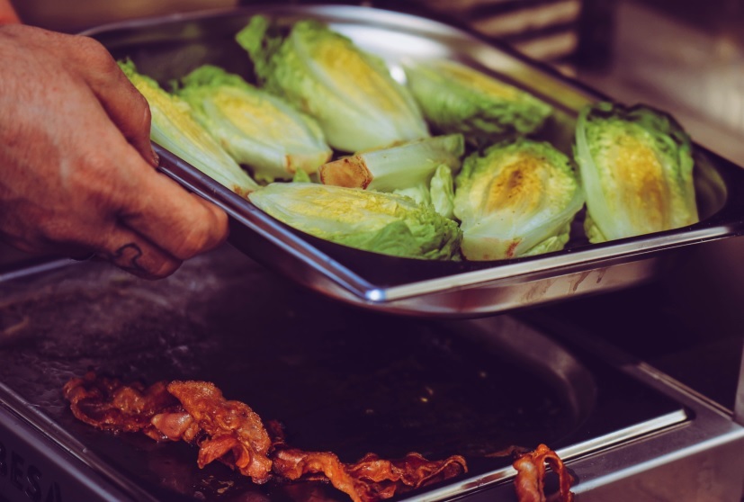 Salatherzen oder Römersalat anrösten