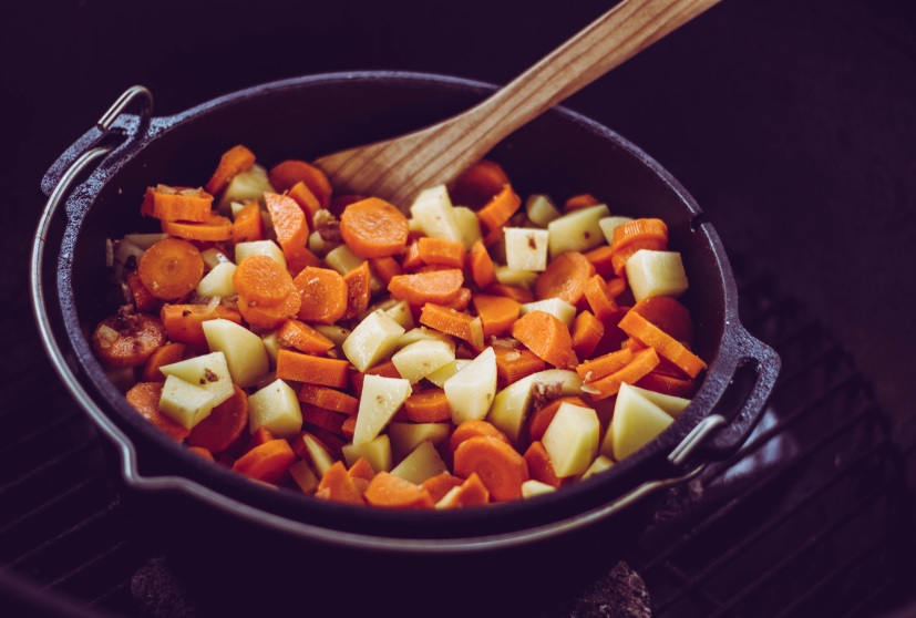 Möhren und Kartoffeln im Dutch Oven