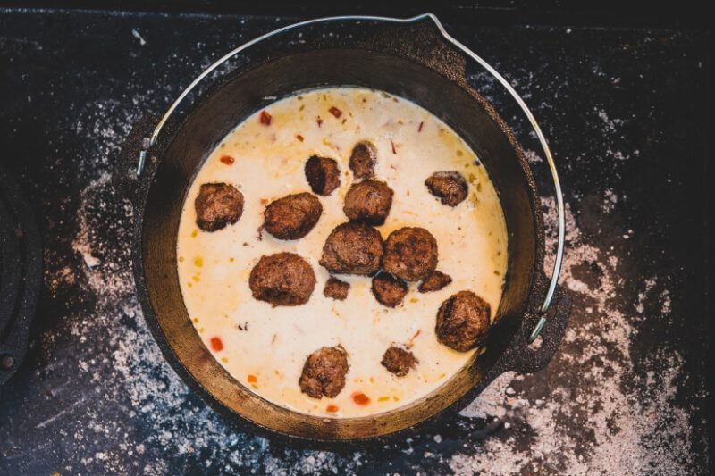 Dutch Oven Hackbällchen