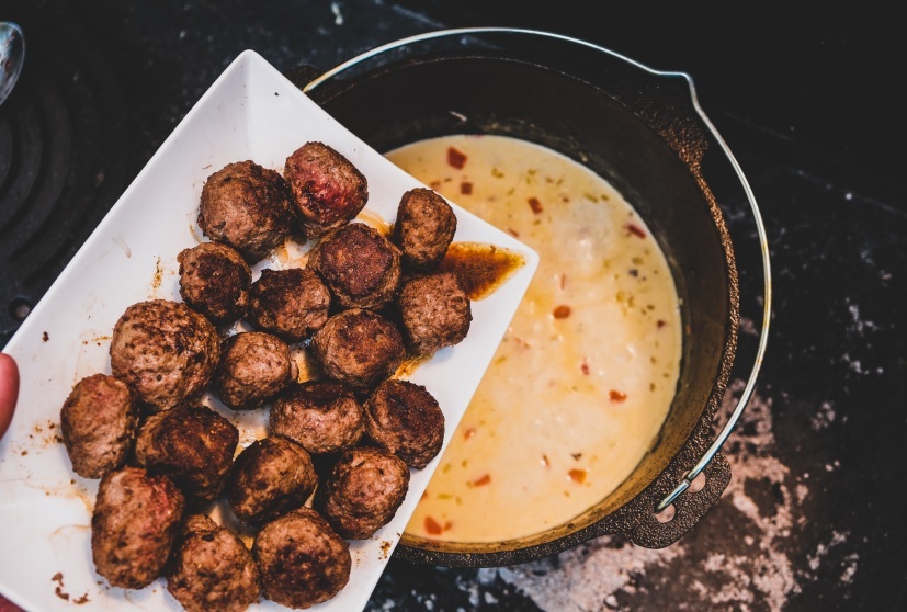 Hackbällchen mit Soße im Dutch Oven