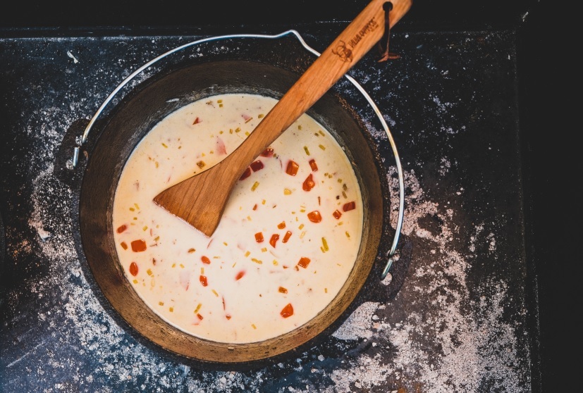 Soße für Hackbällchen im Dutch Oven