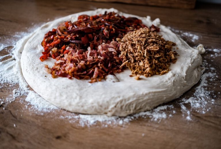 Zwiebel – Paprika - Speckbrot - Dutch Oven und Gewürze