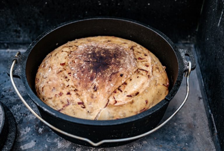 Zwiebel – Paprika - Speckbrot - Dutch Oven und Gewürze